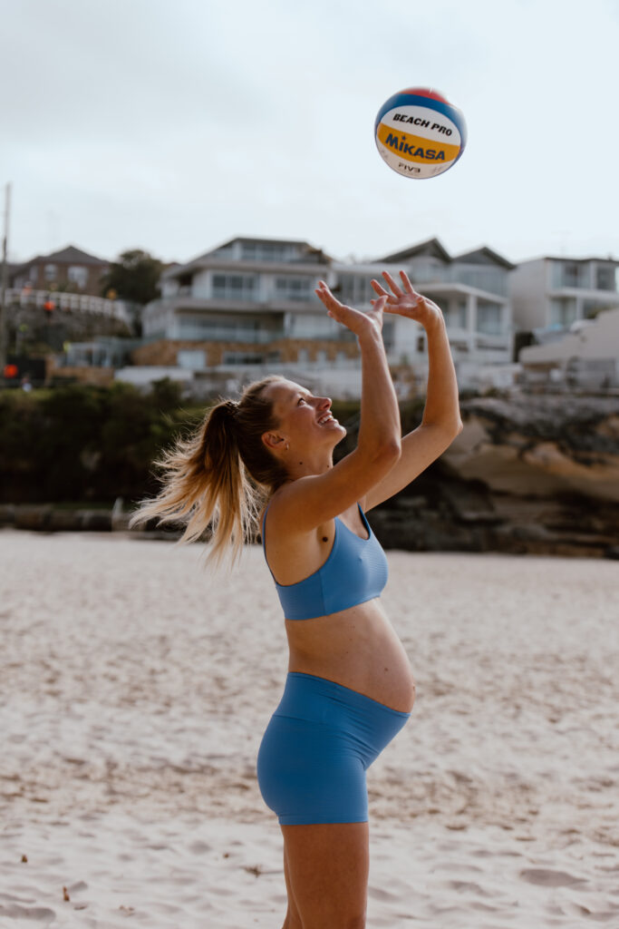 The Beach Coach - Kasia playing beach volleyball